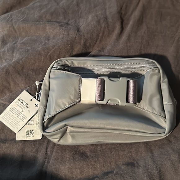 Lululemon Everywhere Belt Bag Large 2L- Rhino Grey - Picture 7 of 8